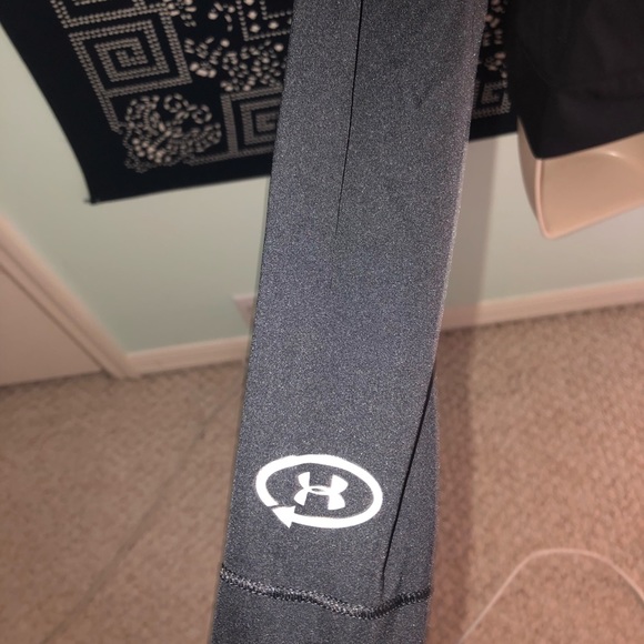 UNDER ARMOUR Athletic Top - Picture 5 of 8